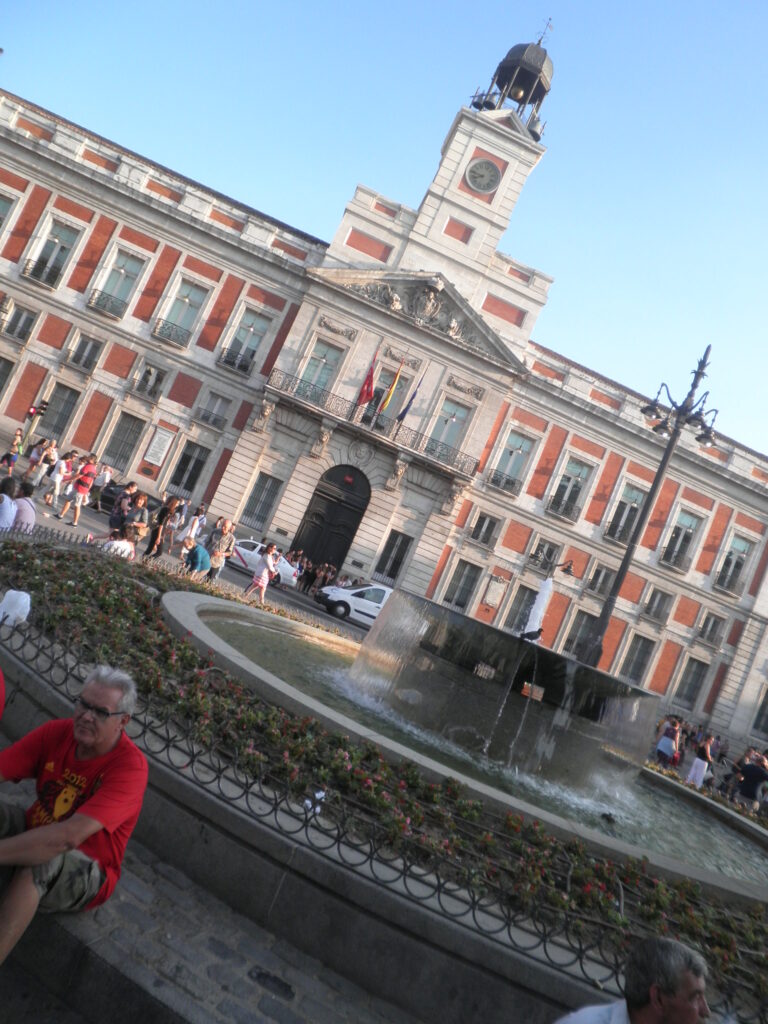 Puerta del Sol në Madrid, foto arkivore (2015); nuk paraqet protestat e raportuara.