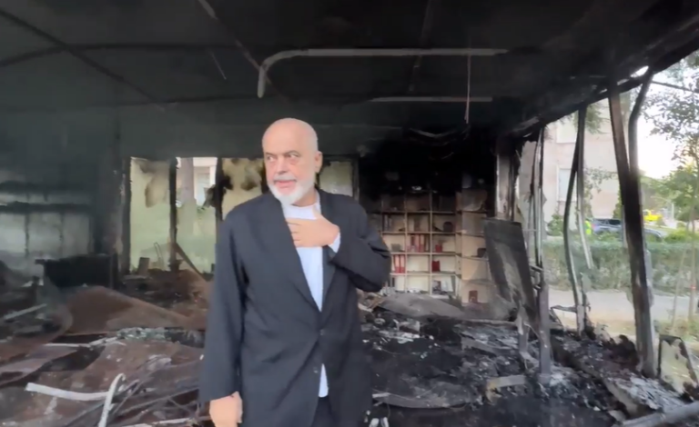 Me dorën në zemër mes rrënojave të djegura, Edi Rama reagon pas protestave që tronditën Tiranën: Akuzon opozitën!