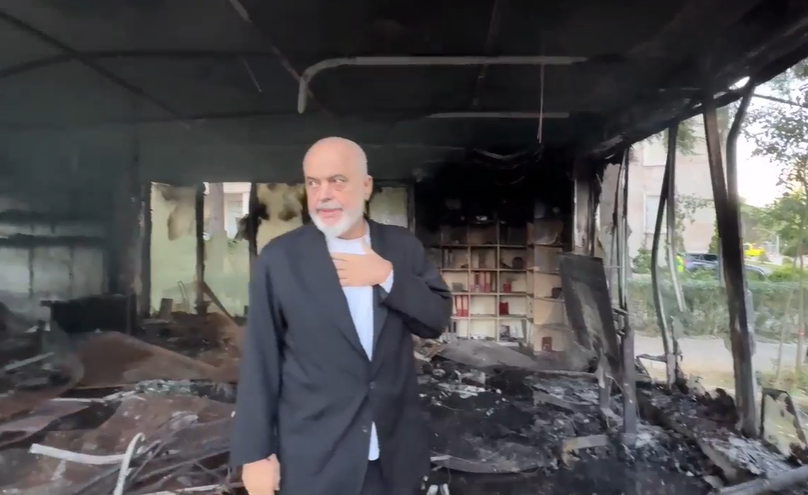 Me dorën në zemër mes rrënojave të djegura, Edi Rama reagon pas protestave që tronditën Tiranën: Akuzon opozitën!